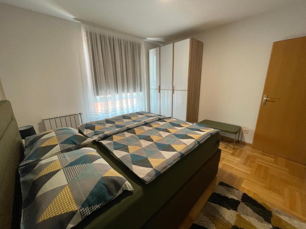 Postel nebo postele na pokoji v ubytování Korzo Osijek 2
