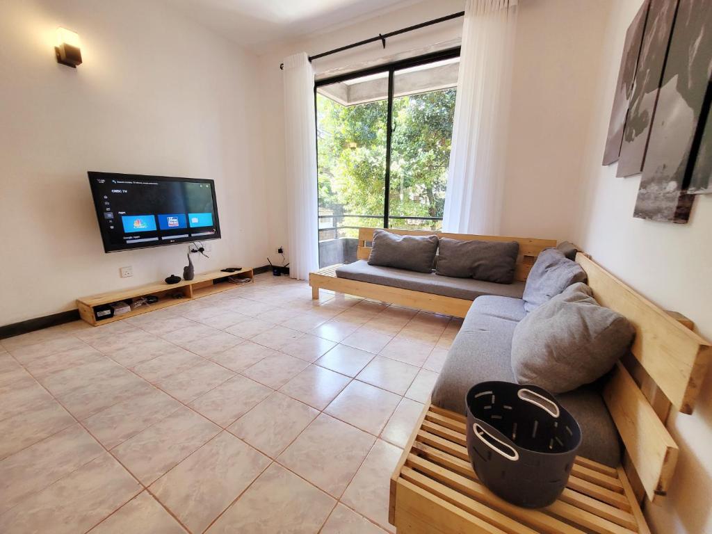 Μια τηλεόραση ή/και κέντρο ψυχαγωγίας στο Lovely Apartment in Relaxing Homey Environment