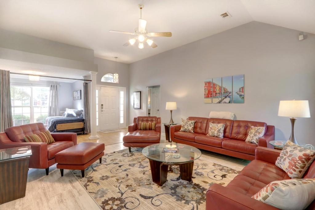 una sala de estar con sofás rojos y una mesa. en Pooler Travelers Retreat VI - Entire House - en Savannah