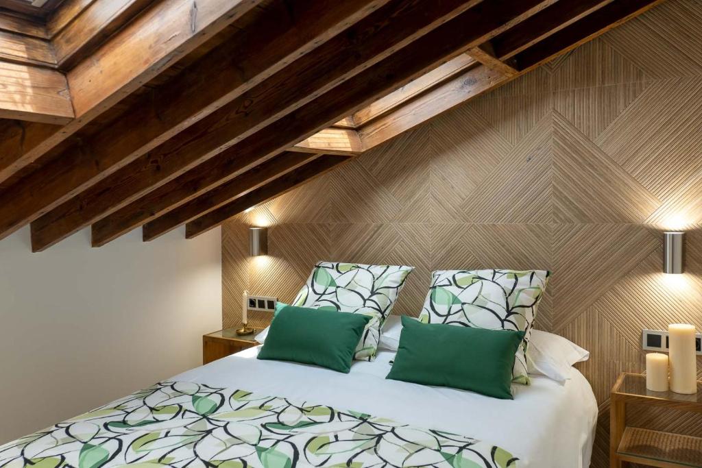 Een bed of bedden in een kamer bij INMálaga Penthouse Santos Suites