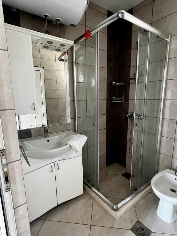 Koupelna v ubytování Apartments Apartmani Bojana