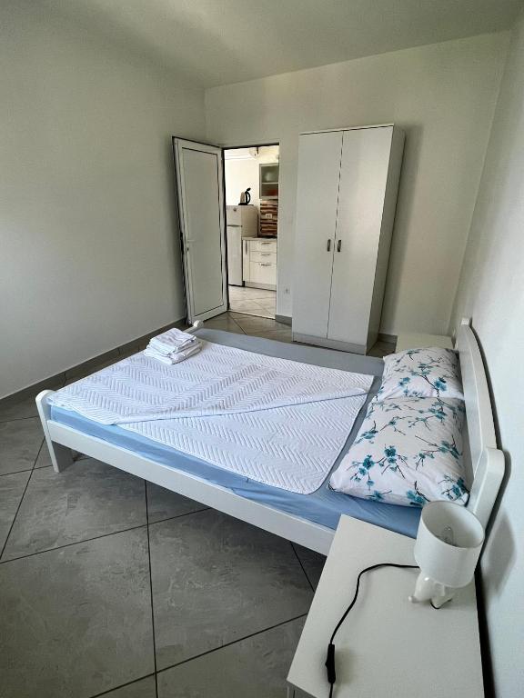 Postel nebo postele na pokoji v ubytování Apartments Apartmani Bojana