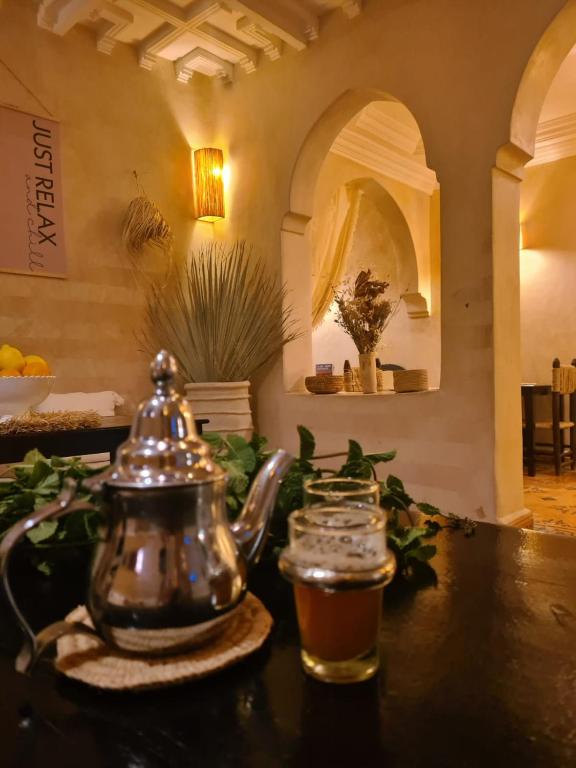 einen Wasserkocher und ein Getränk auf dem Tisch in der Unterkunft Riad Casa Sophia in Marrakesch