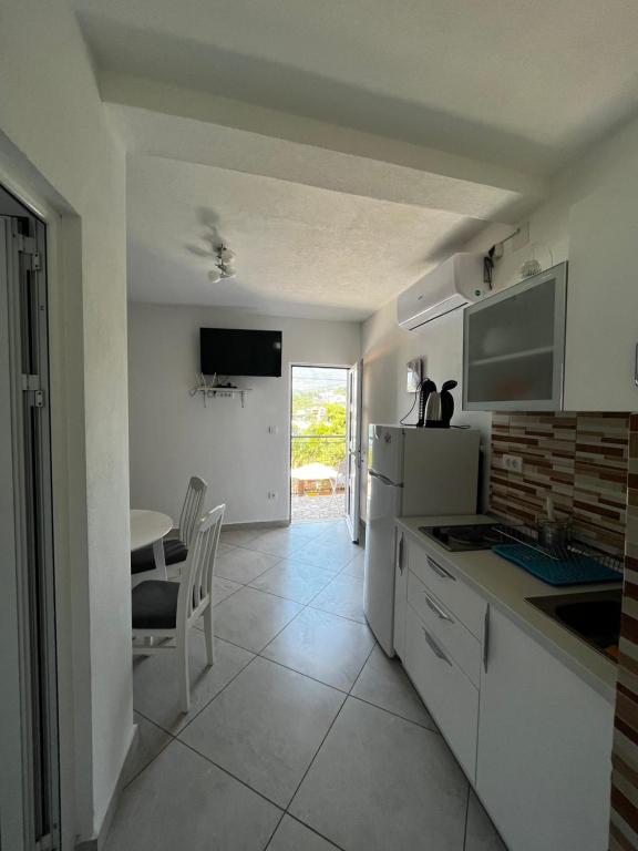 Kuchyň nebo kuchyňský kout v ubytování Apartments Apartmani Bojana