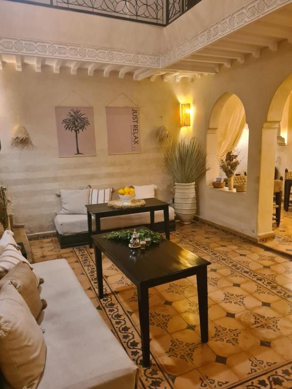 Ein Sitzbereich in der Unterkunft Riad Casa Sophia