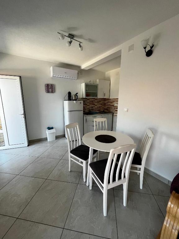 Kuchyň nebo kuchyňský kout v ubytování Apartments Apartmani Bojana