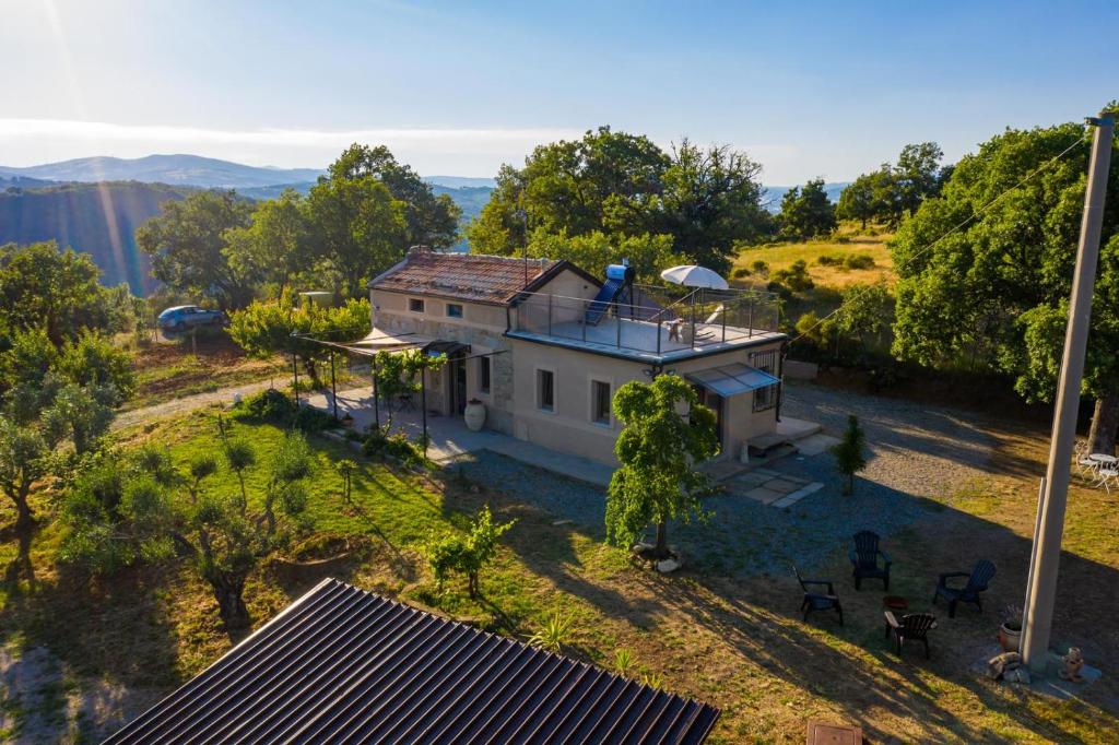 una vista aerea di una piccola casa in un campo di Terra D'Oriente a Gallicchio