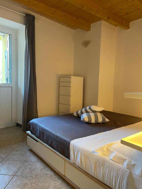 a bedroom with a bed and a window at Archi di sole - Appartamenti in Riccò del Golfo di Spezia