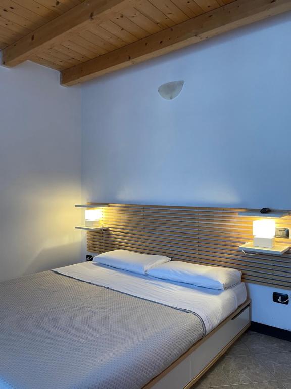 A bed or beds in a room at Archi di sole - Appartamenti