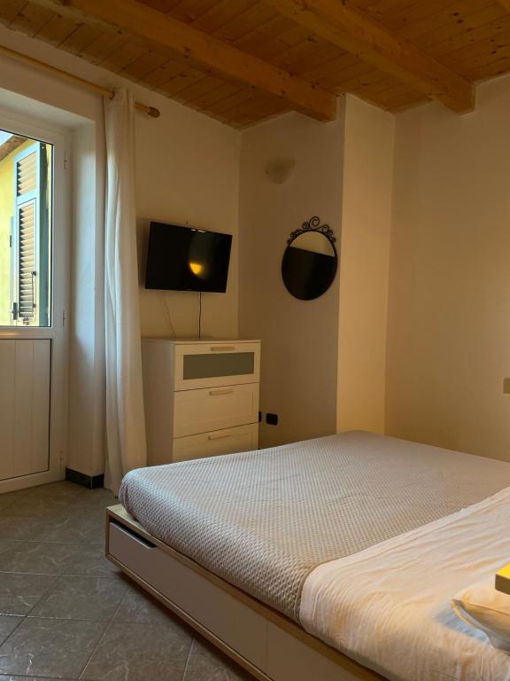 A bed or beds in a room at Archi di sole - Appartamenti