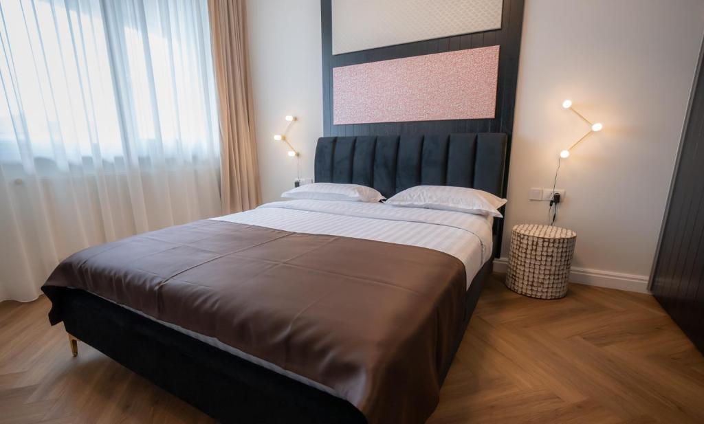 A bed or beds in a room at Mamaia Beach Condos 1