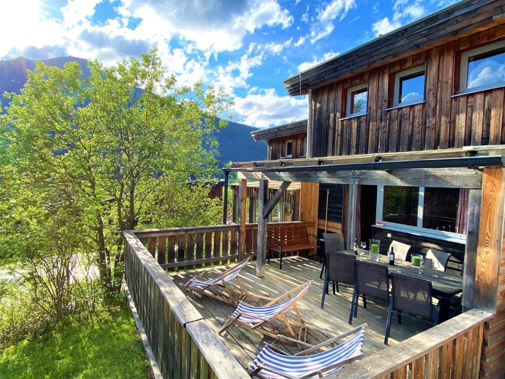 a deck with chairs and a table on a house at URIGES Chalet auf über 1250m +DAMPFBAD +NETFLIX! in Hohentauern