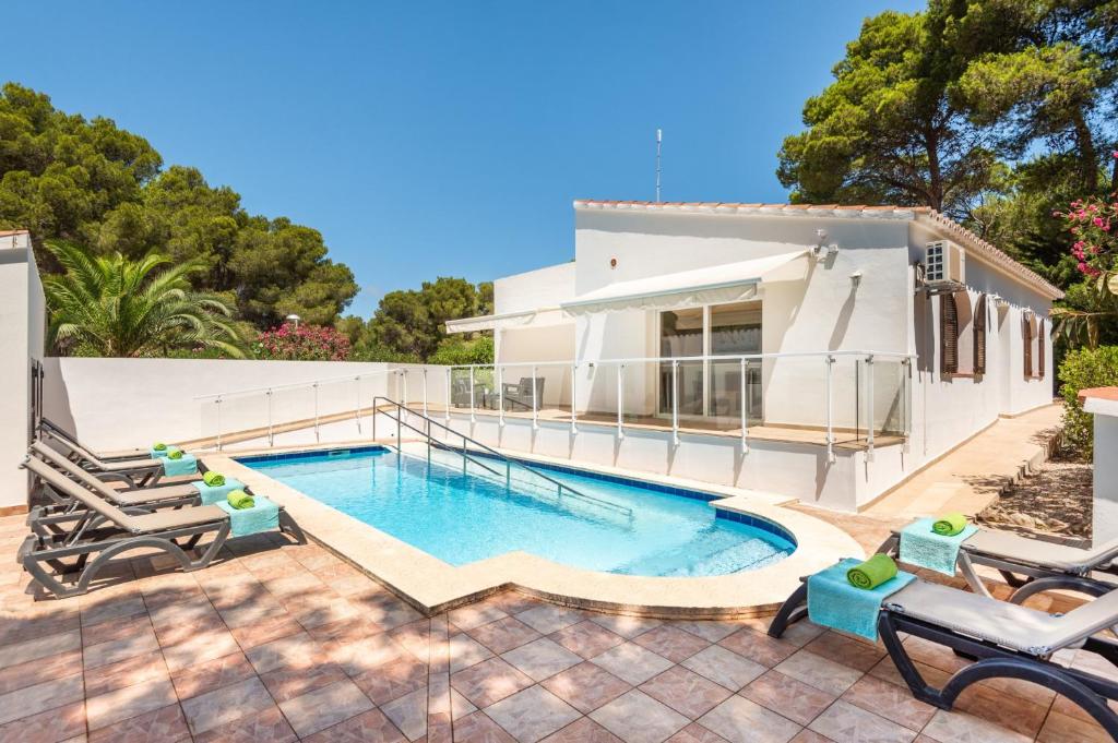 una piscina en el patio trasero de una casa en Villa Casa Feliz by Villa Plus en Son Parc