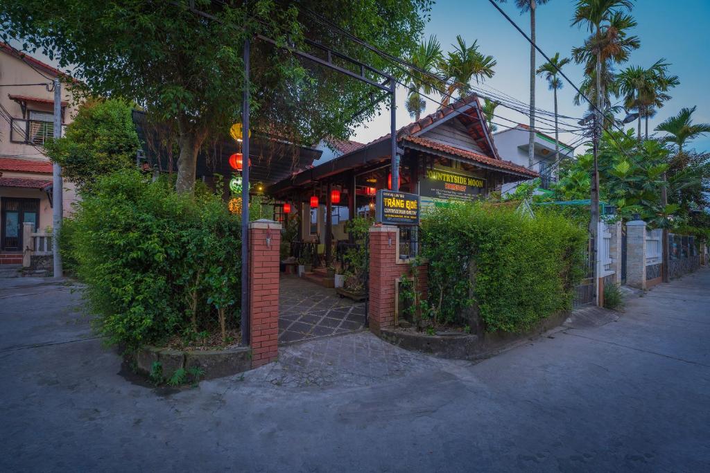 un bâtiment dans une rue avec un feu rouge dans l'établissement Countryside Moon Homestay, à Hội An