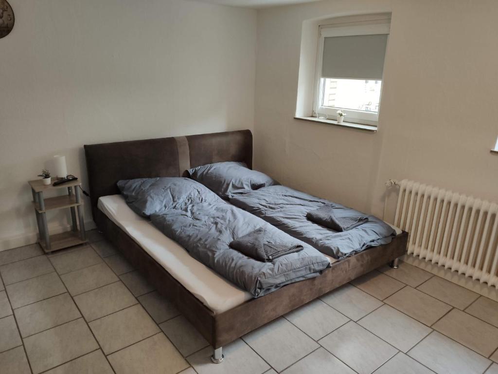 - un lit non aménagé dans une chambre avec fenêtre dans l'établissement Schönes einfaches zentrales Zimmer in Oldenburg, à Oldenbourg