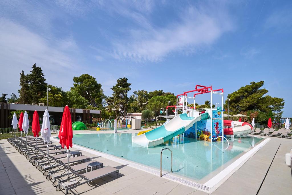 Bazén v ubytovaní Hotel Umag Plava Laguna alebo v jeho blízkosti