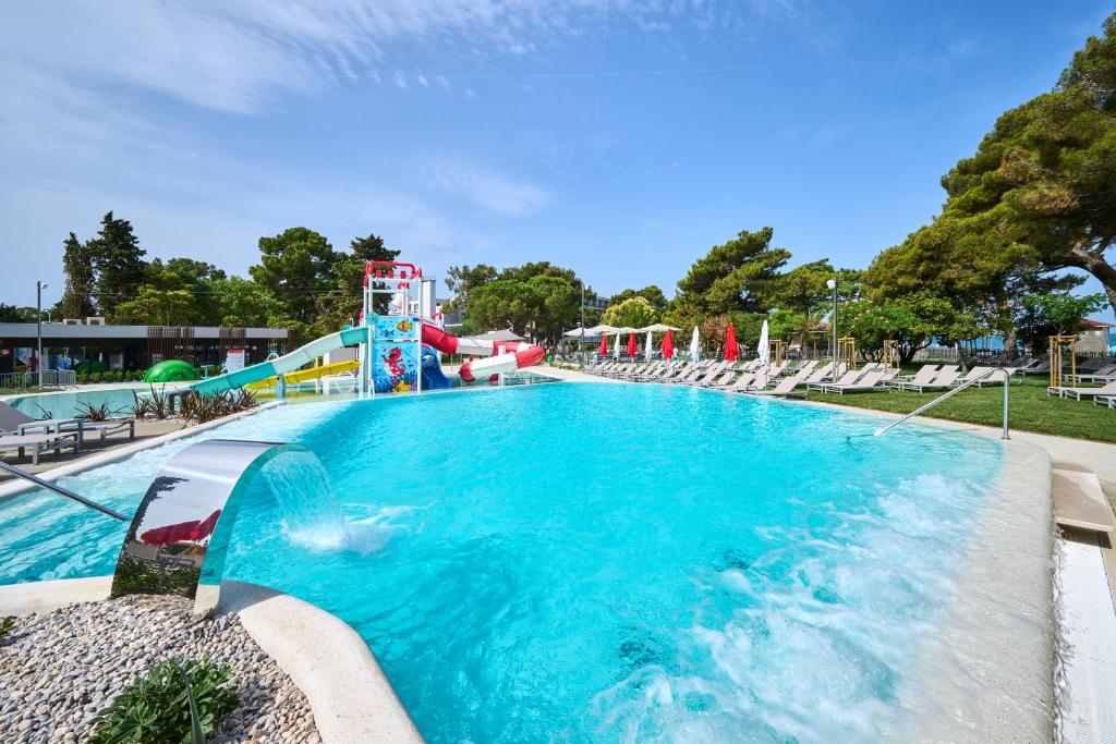 Bazén v ubytovaní Hotel Umag Plava Laguna alebo v jeho blízkosti