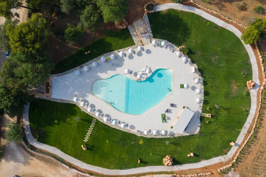 eine Aussicht über einen großen Pool mit Wasser in einem Park in der Unterkunft Tenuta Ferraro Gallipoli in Gallipoli