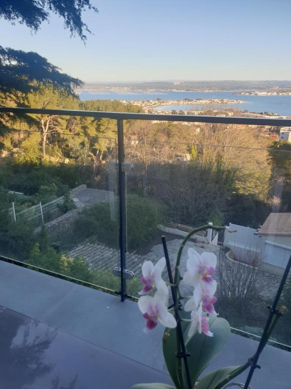 un balcon avec vue sur l'eau dans l'établissement à la cime du mont Saint Clair, à Sète