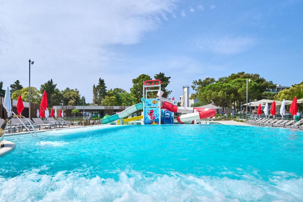 Bazén v ubytování Hotel Sipar Plava Laguna nebo v jeho okolí