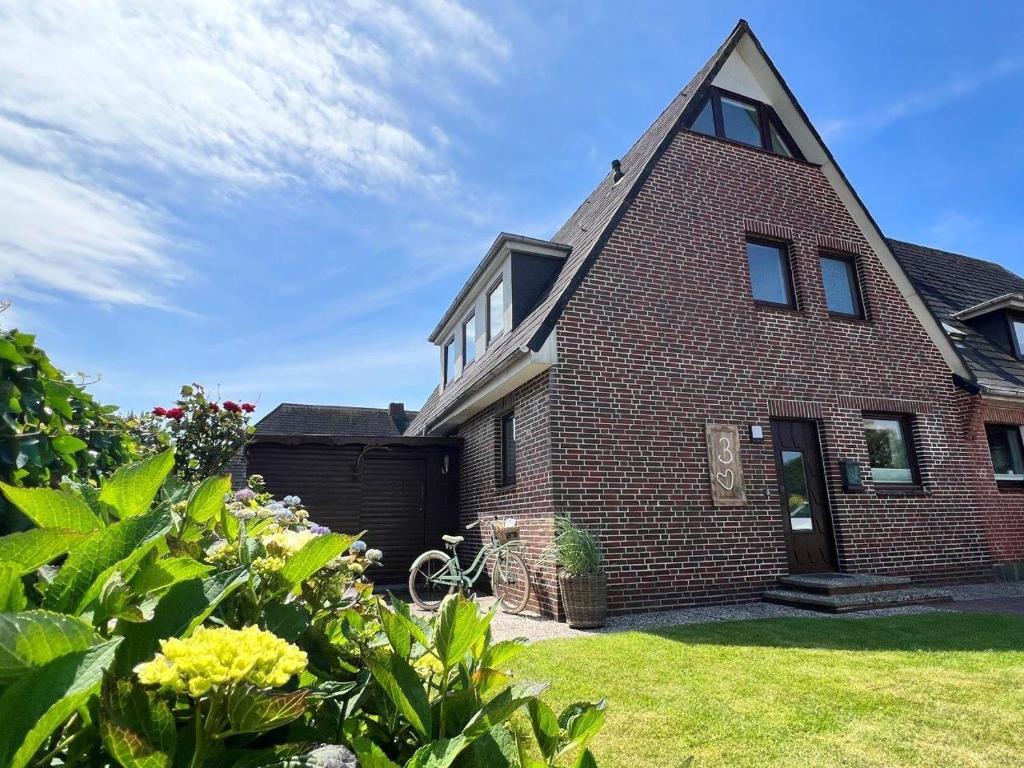 a brick house with a gambrel roof at Johannsen-Huis-Appartement-Dena in Tinnum
