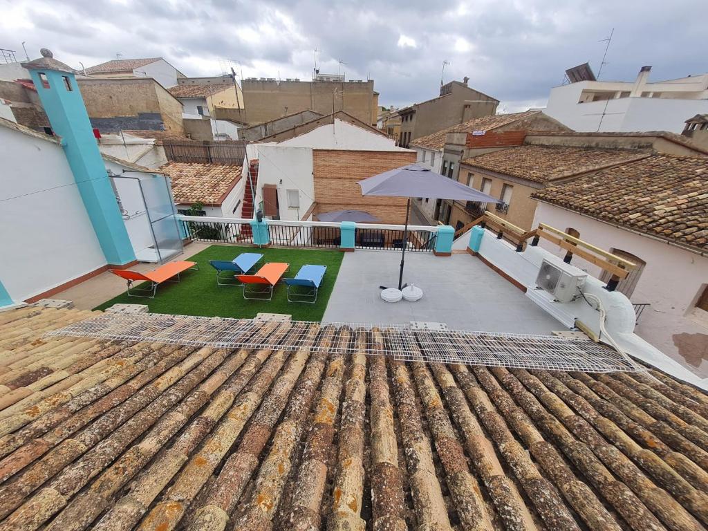 a view from the roof of a house with chairs and an umbrella at Casa Rural Los Pequeños (Monserrat) in Monserrat
