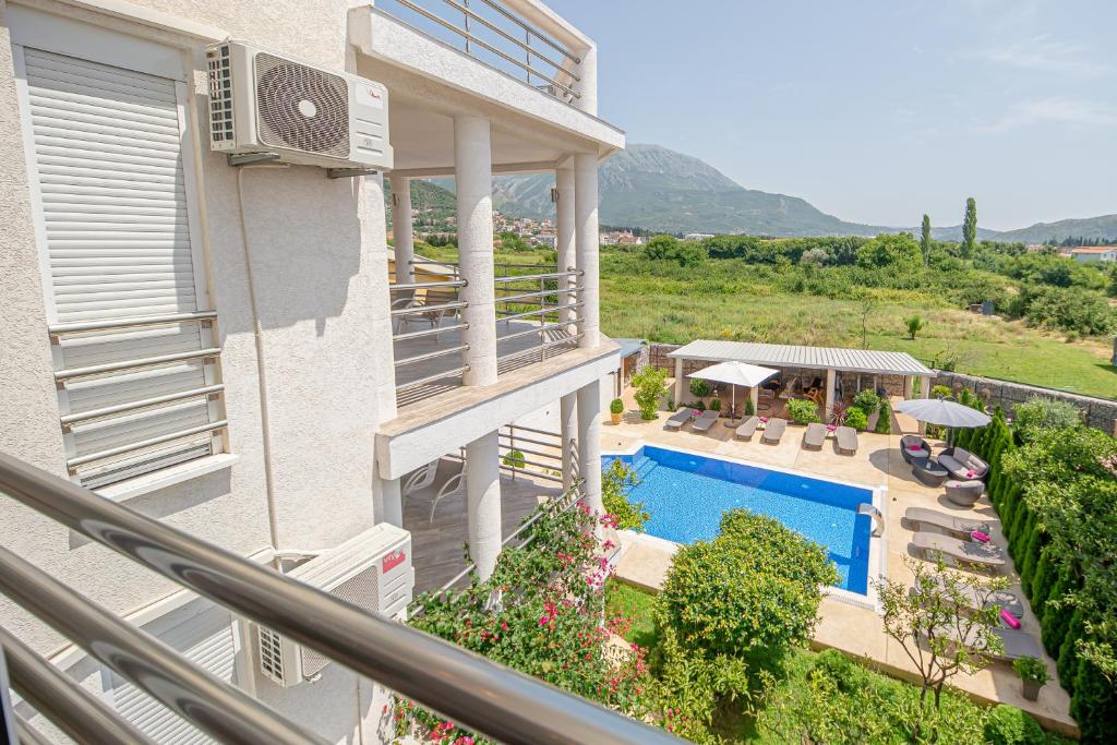 un balcón de una casa con piscina en Lux Villa Princess, en Bar