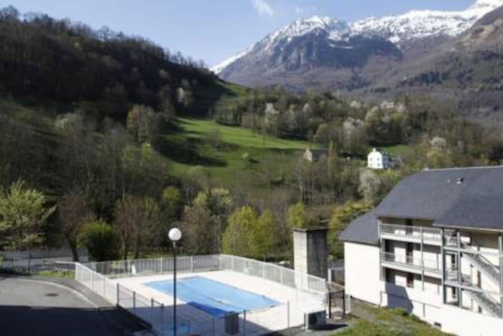 une maison avec une piscine en face d'une montagne dans l'établissement MS APPART** 5 PERS BALCON PISCINE LUZ 5MN, à Luz-Saint-Sauveur