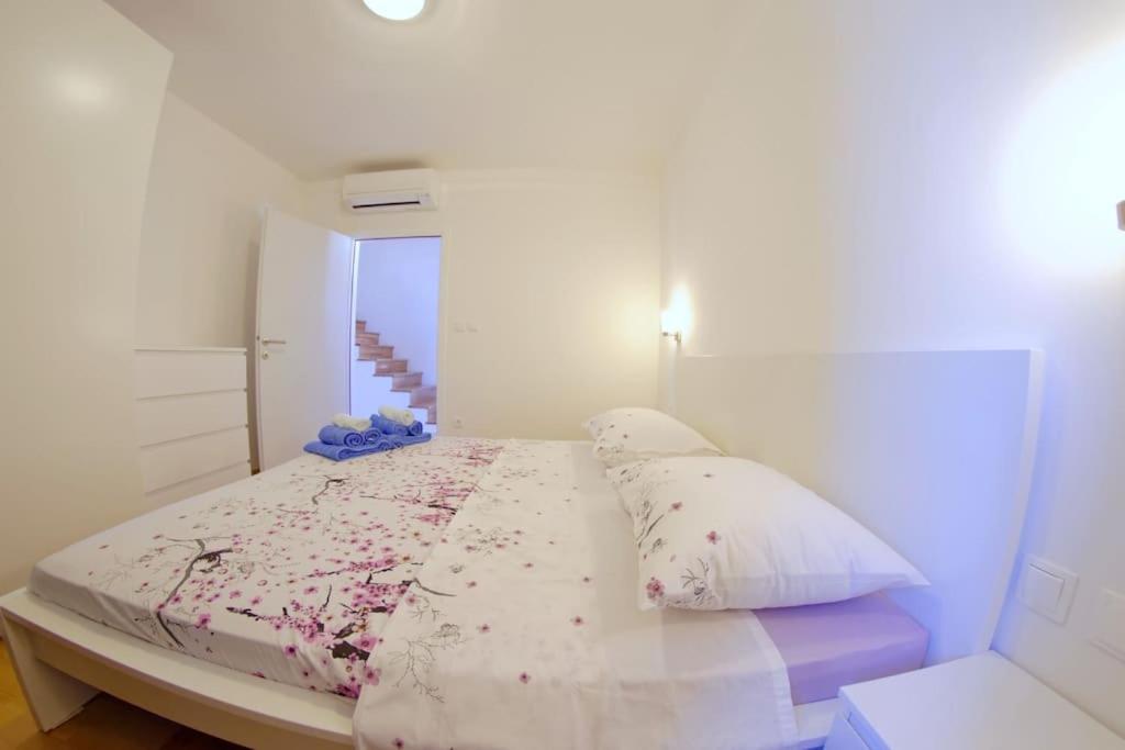 Łóżko lub łóżka w pokoju w obiekcie White Beauty luxury apt., Stari Grad, island Hvar
