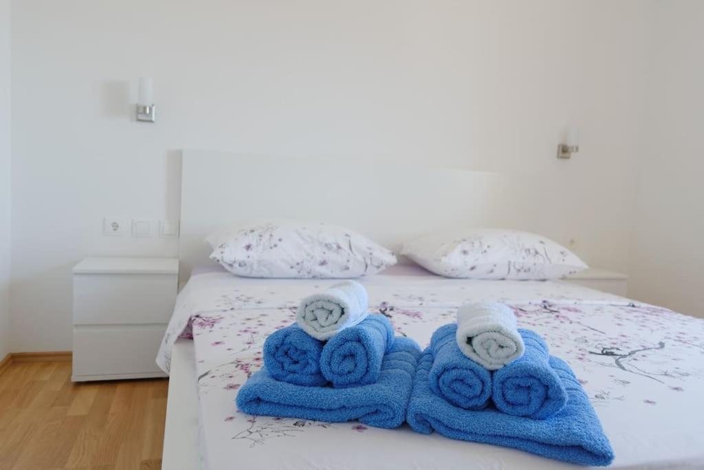 Łóżko lub łóżka w pokoju w obiekcie White Beauty luxury apt., Stari Grad, island Hvar