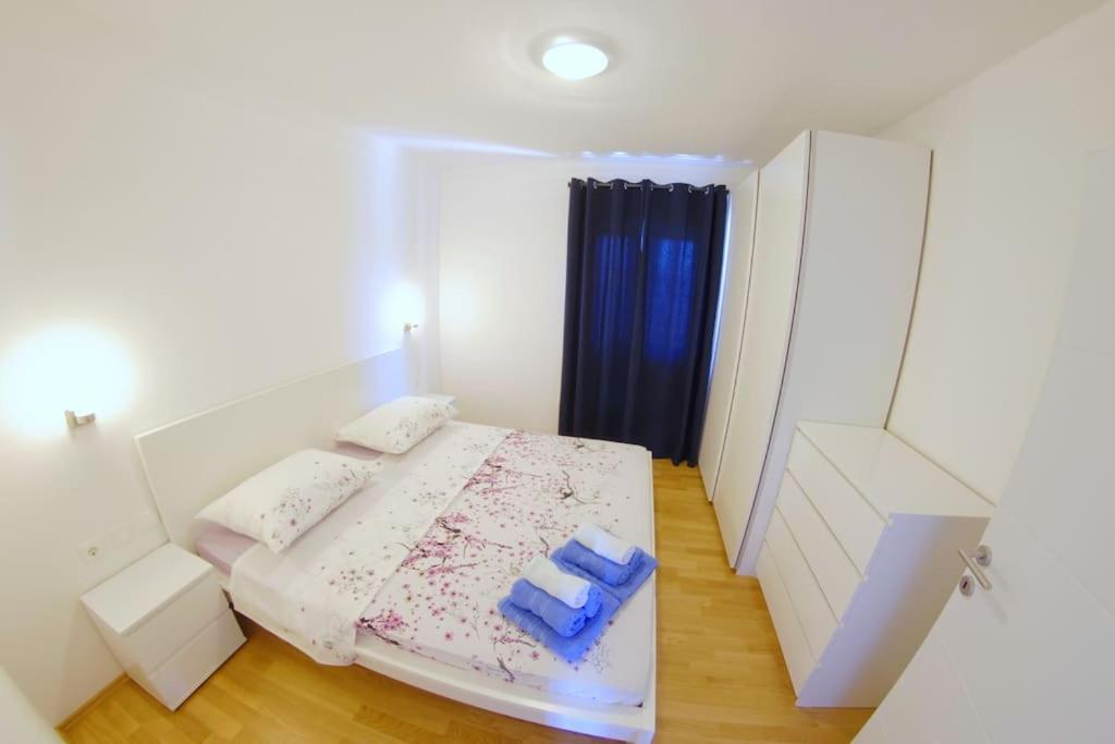 Łóżko lub łóżka w pokoju w obiekcie White Beauty luxury apt., Stari Grad, island Hvar