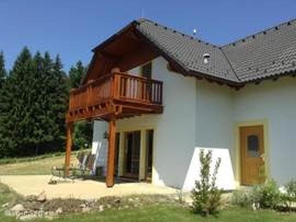 una casa con un balcón al costado en Villa Gamma - Lipno Home, en Lipno nad Vltavou