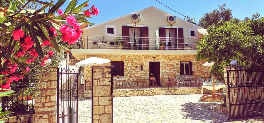 uma casa com um portão em frente em Alegria apartments em Gaios