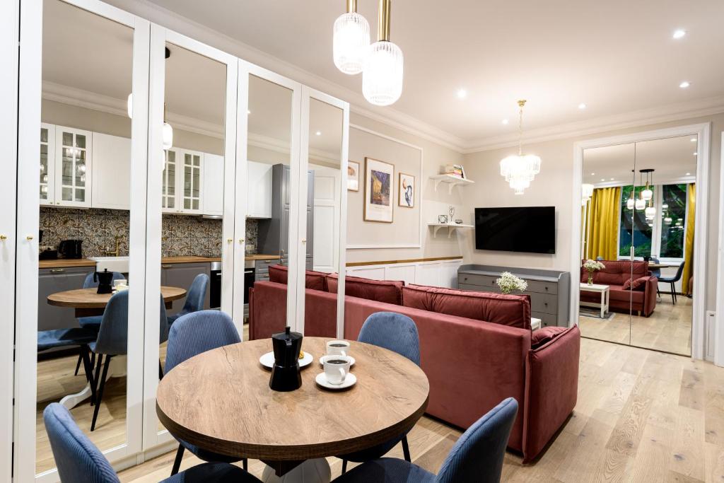 Televízia a/alebo spoločenská miestnosť v ubytovaní Native Apartments Nowowiejska 9
