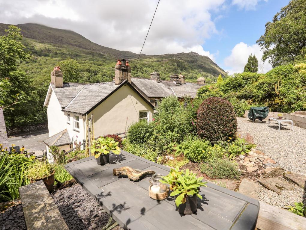 una casa con una mesa delante en Llys Elen, en Caernarfon