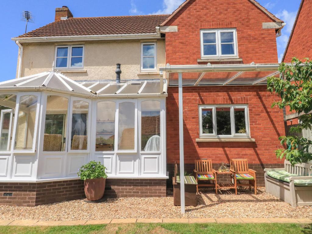 an or apexconservatory in front of a house at Birdsong in Crediton