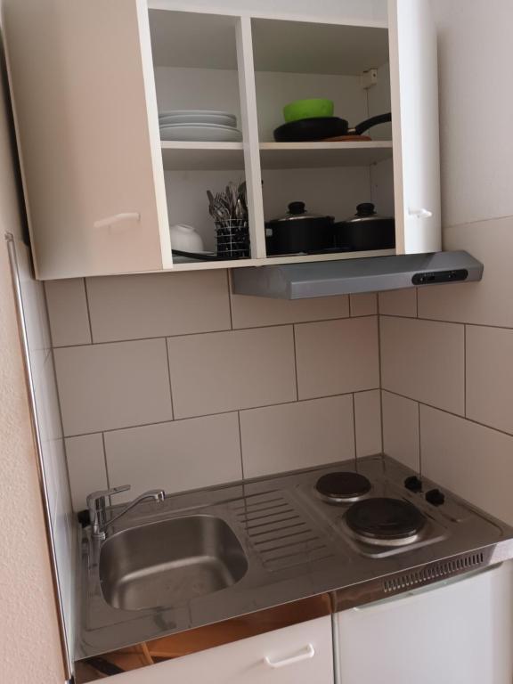 Majoituspaikan Business Apartment Reutlingen keittiö tai keittotila