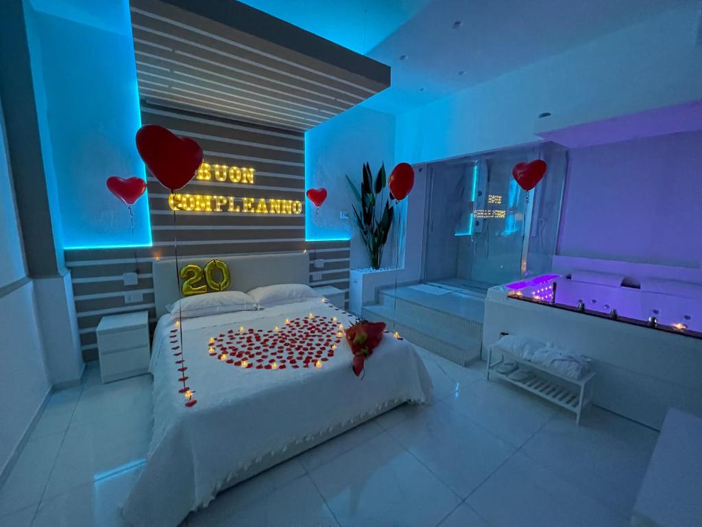 um quarto com uma cama com corações em Suite Ciclopi Acitrezza em Acitrezza