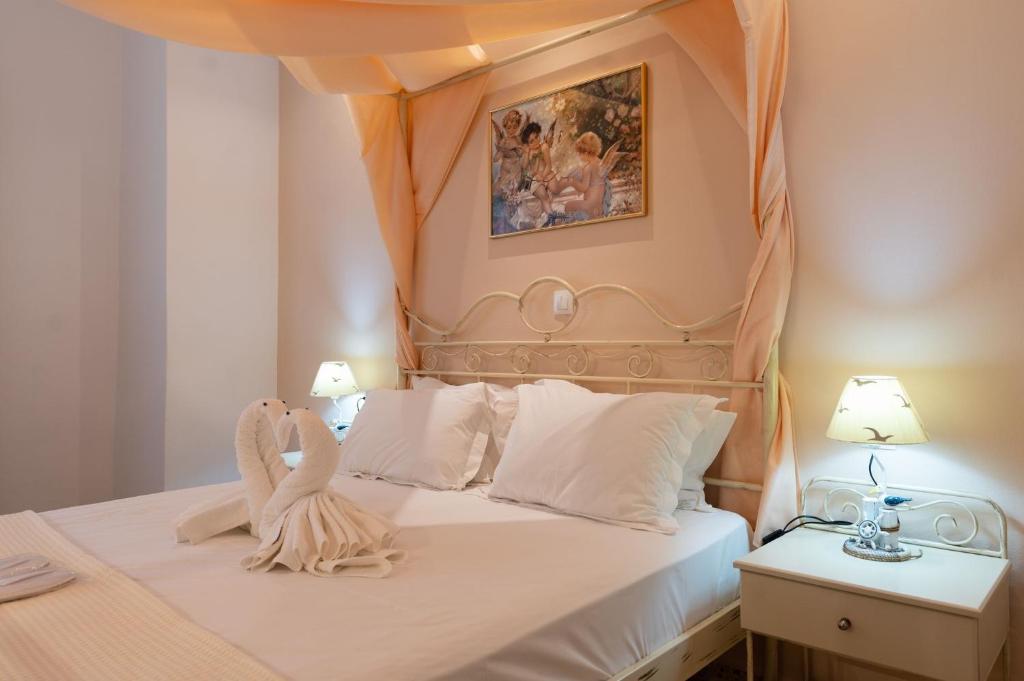 ein Schlafzimmer mit einem Bett mit zwei Schwänen darauf in der Unterkunft Giasemi Room No1 Kimolos in Livadi Astypalaias