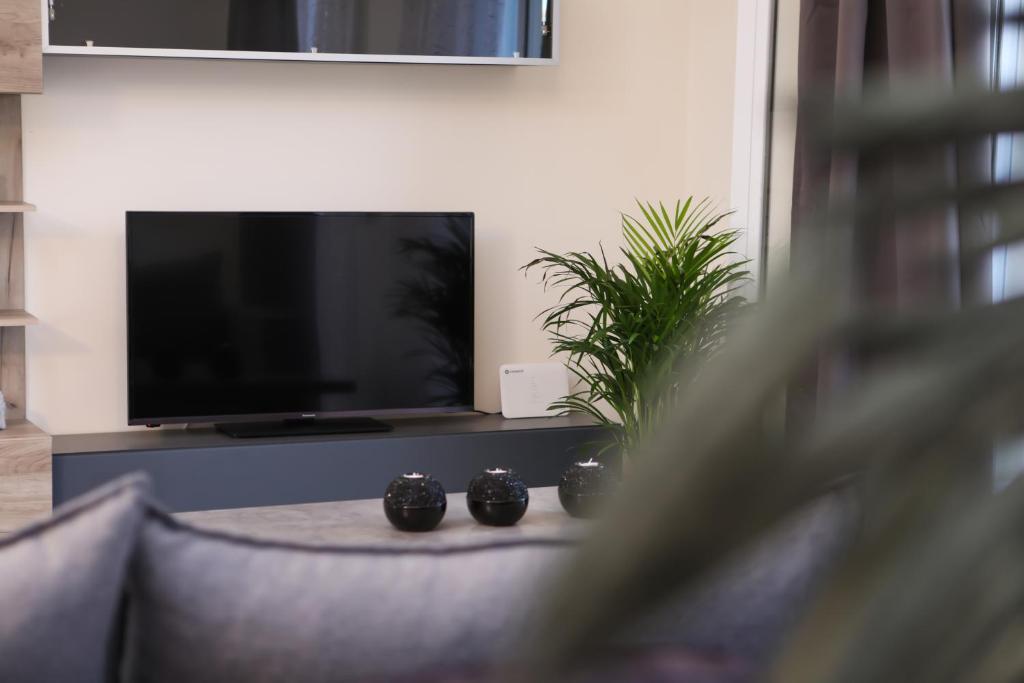 TV a/nebo společenská místnost v ubytování White Pearl 1
