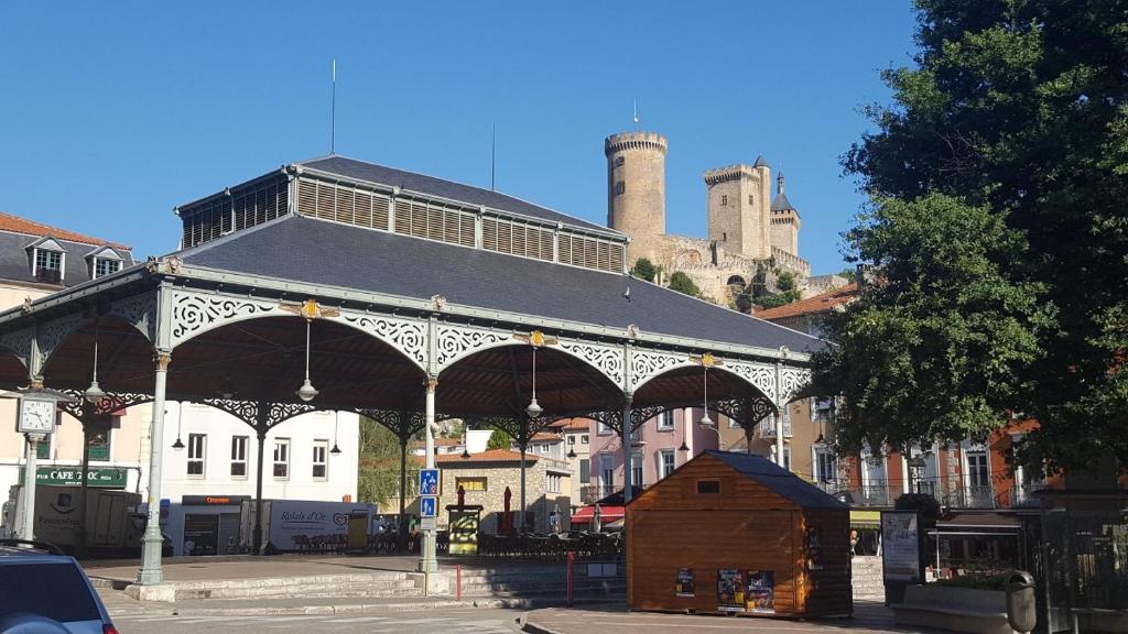 einem großen Pavillon mit einem Gebäude in einer Stadt in der Unterkunft Foix cœur de ville in Foix