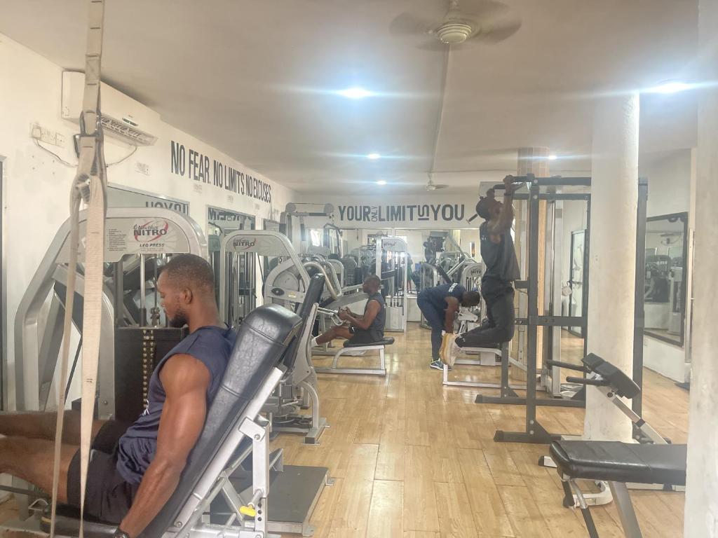 un grupo de personas haciendo ejercicio en un gimnasio en Sky Inn Hotel en Freetown
