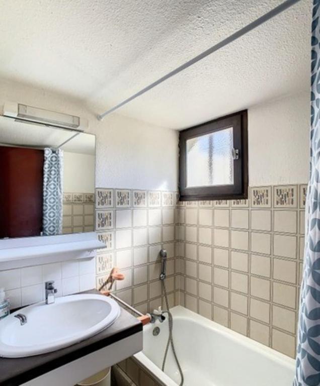 Kúpeľňa v ubytovaní Beautiful 40 M2 With Pool Near The Beach!