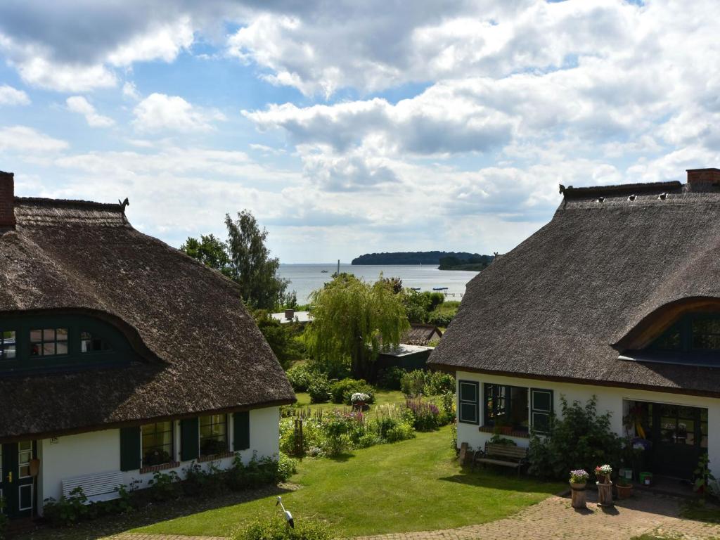 two roofs of houses with a view of the water at Ferienwohnung Lotti nur 200 Meter bis zum Wasser in Putbus