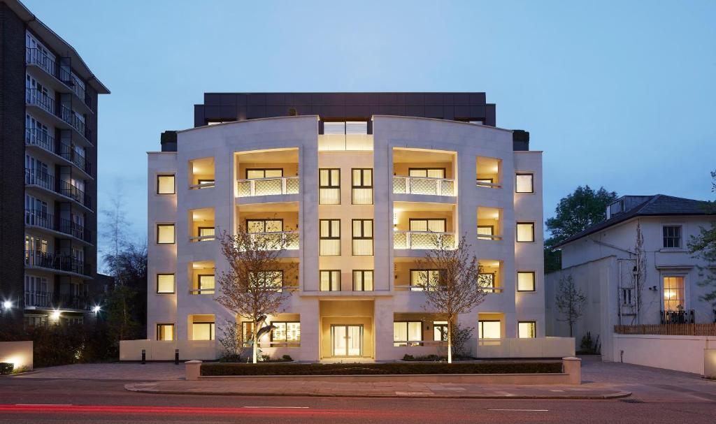 un gran edificio blanco frente a un edificio en Sanctum Regent's Park en Londres