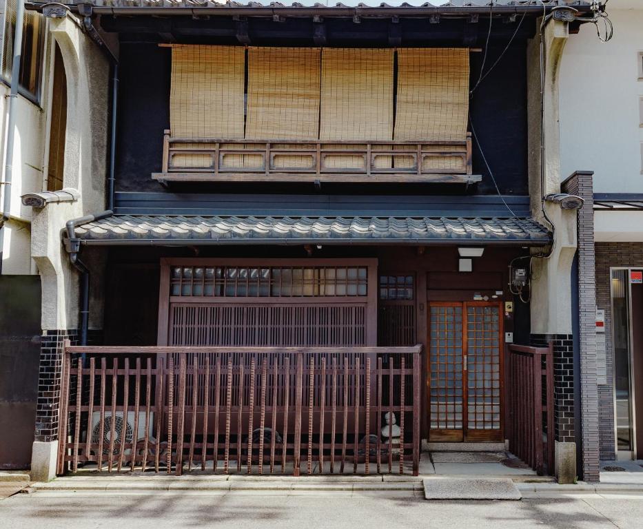 a building with a gate and a balcony at 一棟貸し町家Keiko in Kyoto