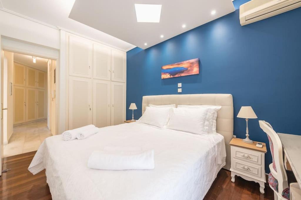 Posteľ alebo postele v izbe v ubytovaní Central 3BR Apartment Next to Panormou Metro!