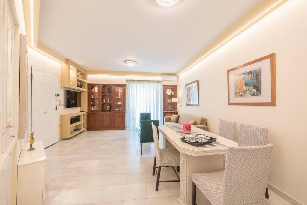 Kuchyňa alebo kuchynka v ubytovaní Central 3BR Apartment Next to Panormou Metro!