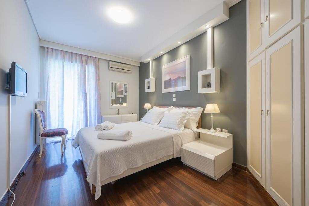 Posteľ alebo postele v izbe v ubytovaní Central 3BR Apartment Next to Panormou Metro!