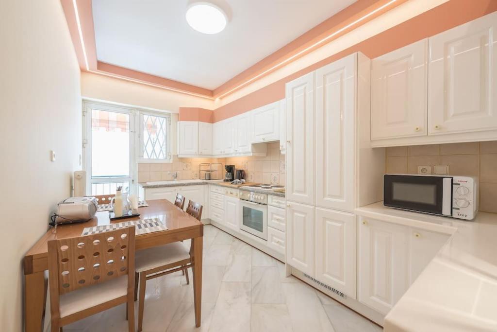 Kuchyňa alebo kuchynka v ubytovaní Central 3BR Apartment Next to Panormou Metro!